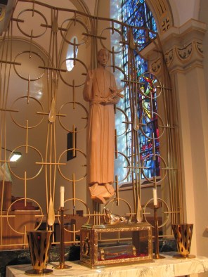 성 가스파르 델 부팔로 유해 제단 조각_디테일_photo by Nheyob_in the Chapel of the Assumption of St Charles Seminary in Carthagena_Ohio USA.jpg
